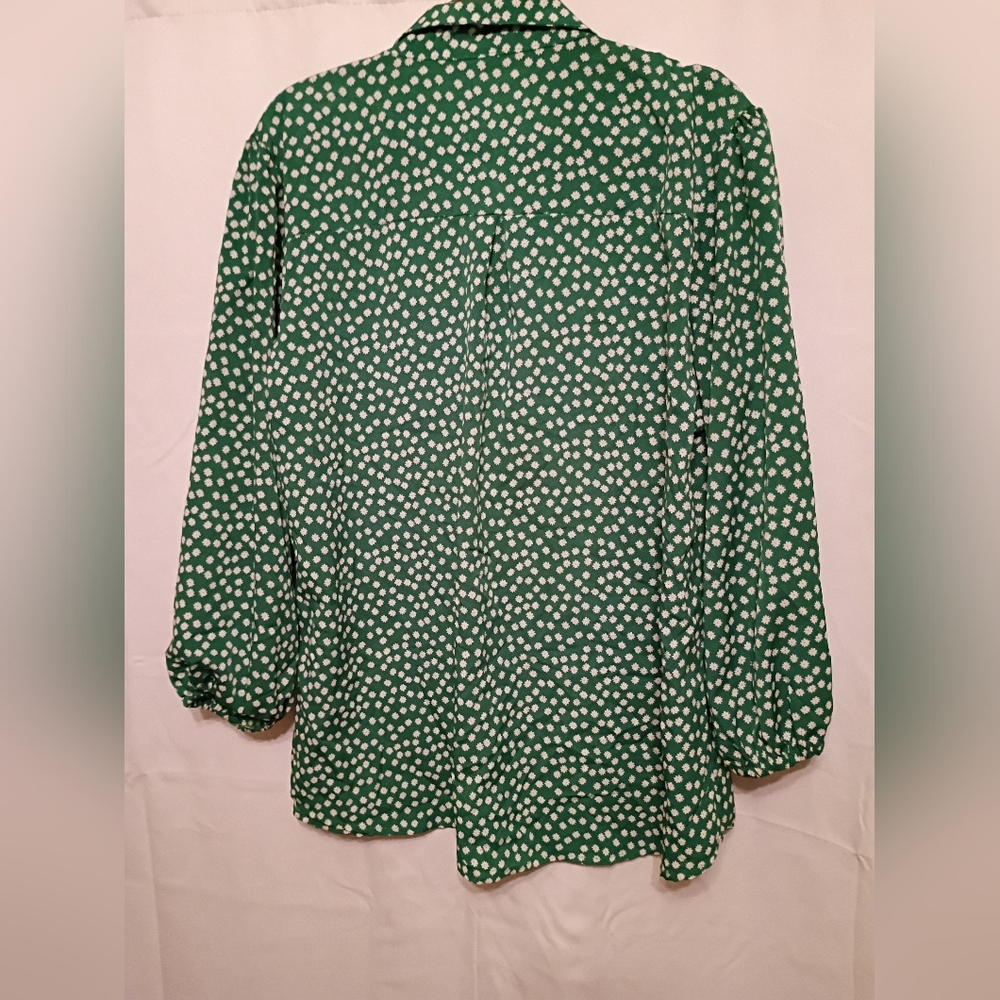 Green Top With White Little Flowers. No Tag. Size Says 4x Runs Small. - Picture 9 of 9